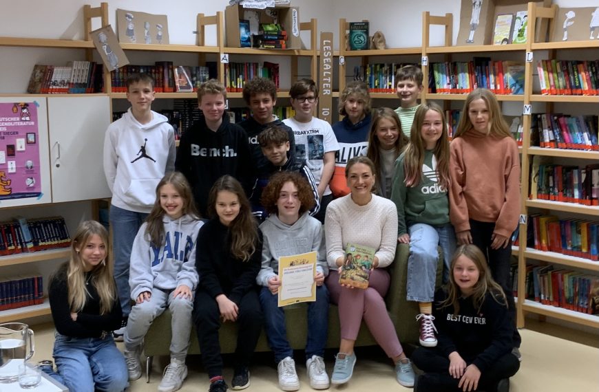 Digitalministerin Judith Gerlach liest vor