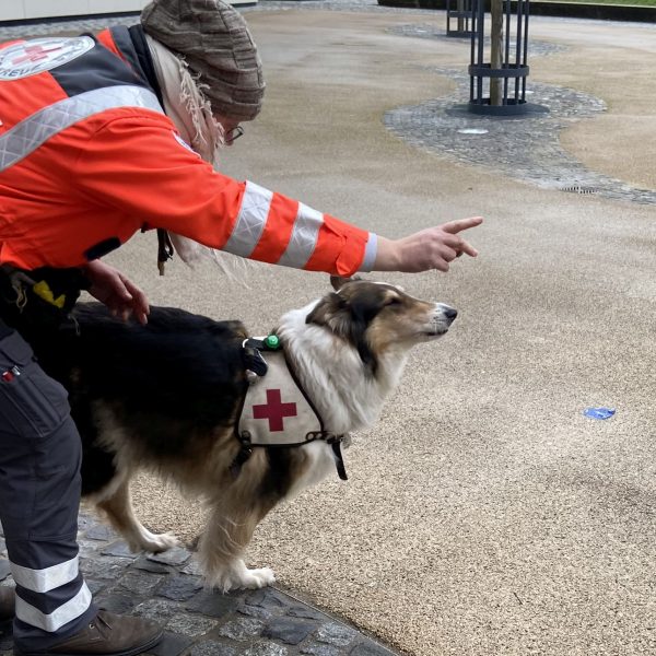 Rettungshund und Sanitäterin