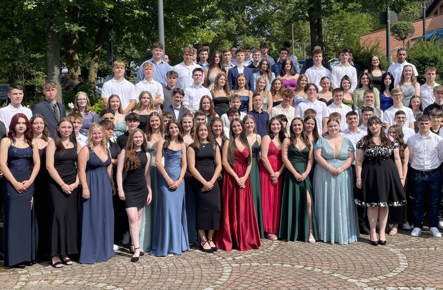 Real­schule Bessen­bach verab­schiedet Abschluss­jahr­gang&nbsp;2024