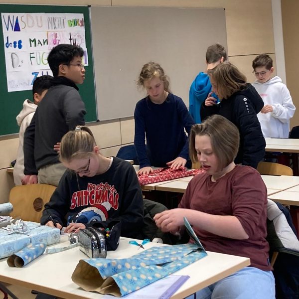 Spen­den­ak­tion der Ethikschüler/innen