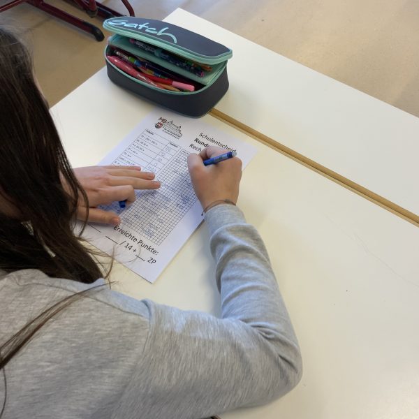 Milla Gries (5a) gewinnt den ersten Schulent­scheid des Unter­frän­ki­schen Rechen­kö­nigs an der Real­schule Bessenbach