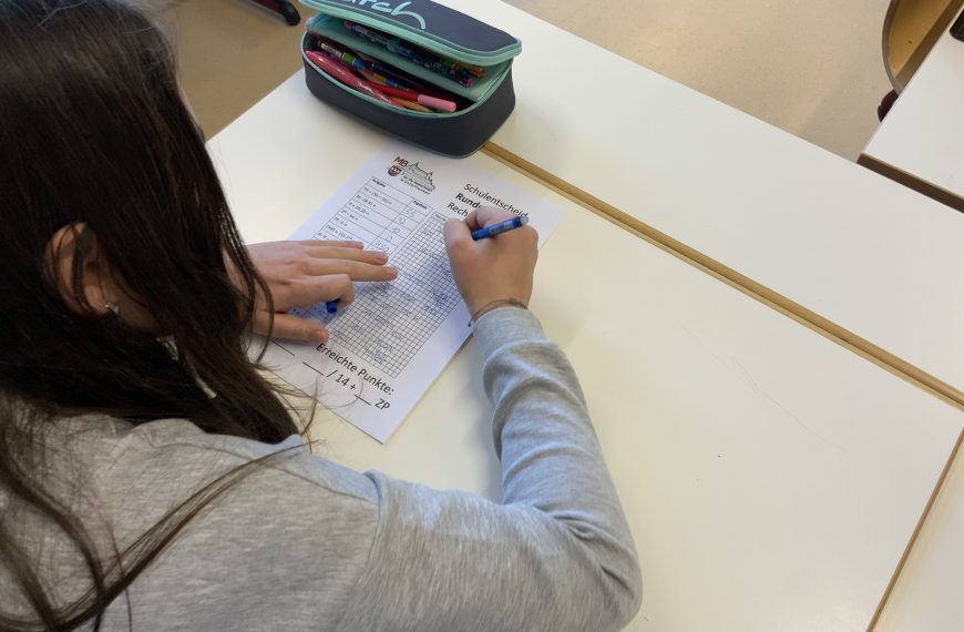 Milla Gries (5a) gewinnt den ersten Schulent­scheid des Unter­frän­ki­schen Rechen­kö­nigs an der Real­schule Bessenbach
