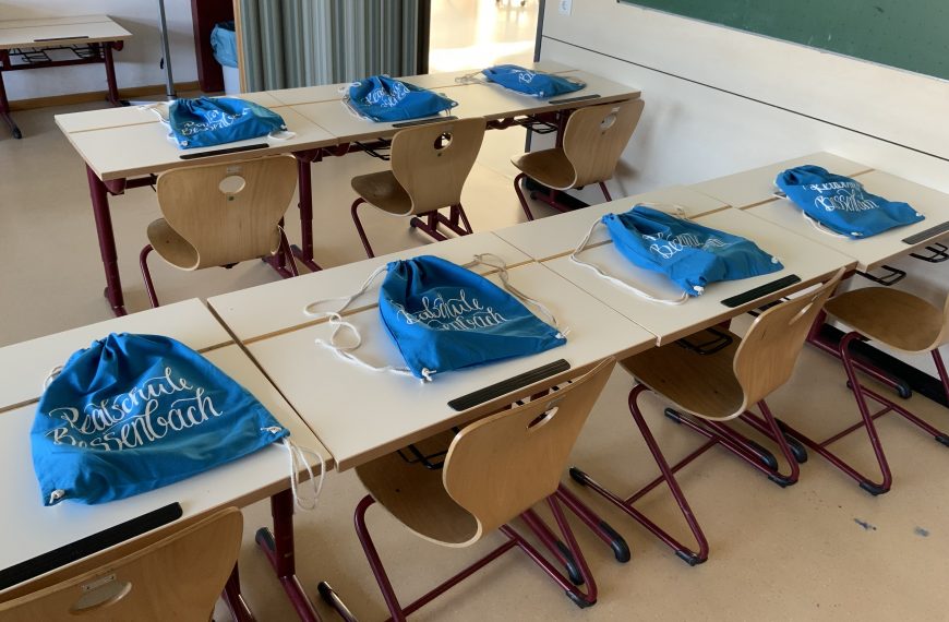 Eltern­beirat bereitet Will­kom­mens­ge­schenk vor