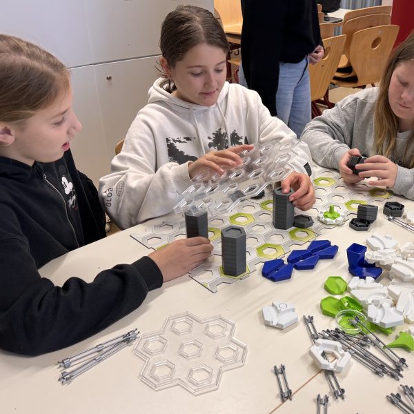 Kugel­bahn trifft Krea­ti­vität – Fünft­klässler tüfteln beim Gravitrax®-Workshop an der RSB
