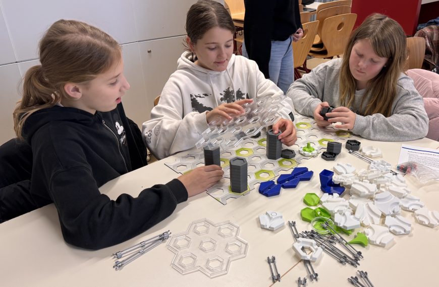 Kugel­bahn trifft Krea­ti­vität – Fünft­klässler tüfteln beim Gravitrax®-Workshop an der RSB