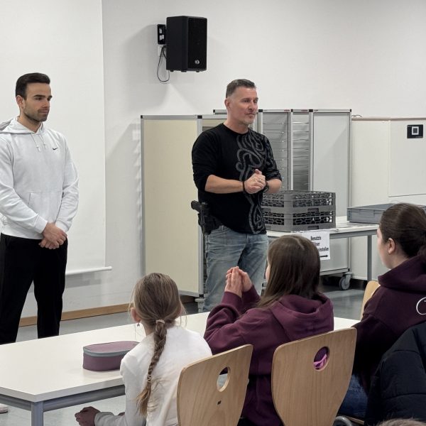 „Dein Smart­phone – deine Entschei­dung“ — Poli­zei­vor­trag für die 5. Klassen