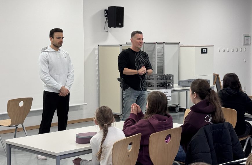 „Dein Smart­phone – deine Entschei­dung“ — Poli­zei­vor­trag für die 5. Klassen