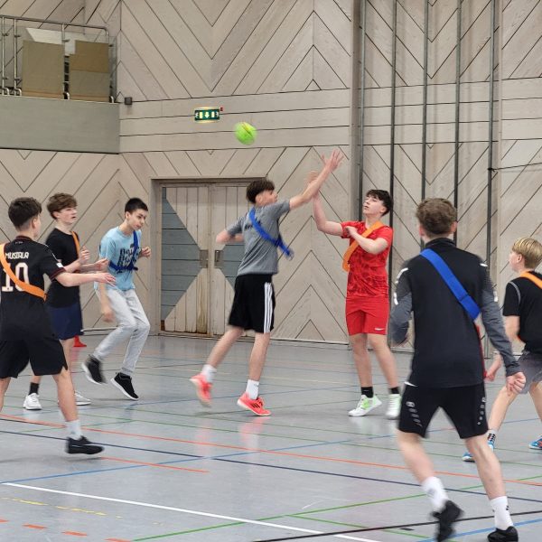 Mitrei­ßendes Bench­ball-Turnier der 7. und 8. Klassen