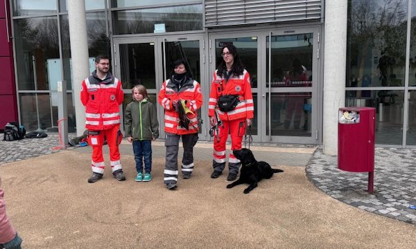 Helden auf vier Pfoten: Rettungs­hunde des BRK begeis­tern Kinder in Bessenbach