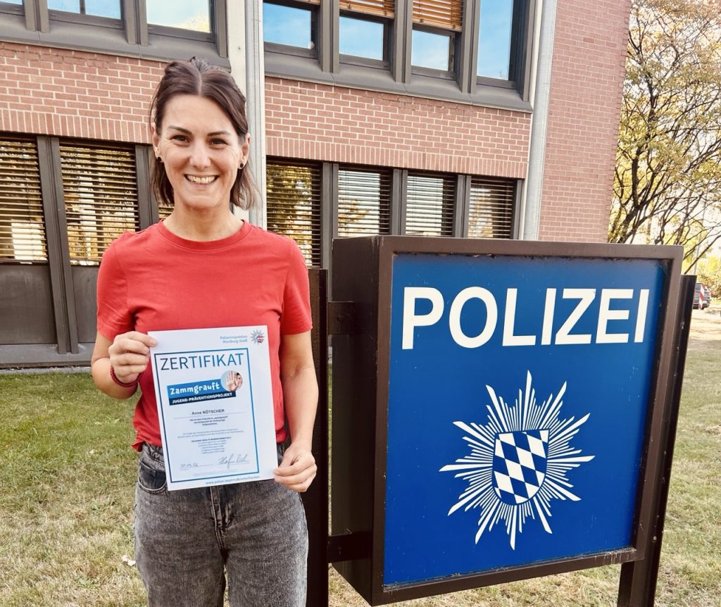 Lehrerin der Realschule Bessenbach Anne Nötscher mit dem neu verdienten Zertifikat