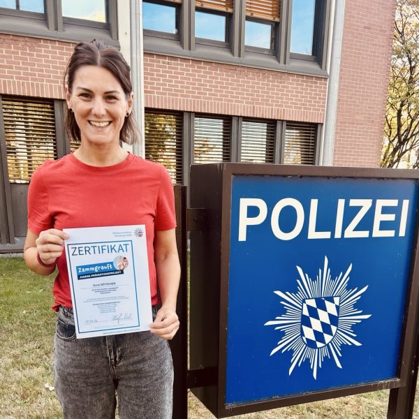 Lehrerin der Realschule Bessenbach Anne Nötscher mit dem neu verdienten Zertifikat