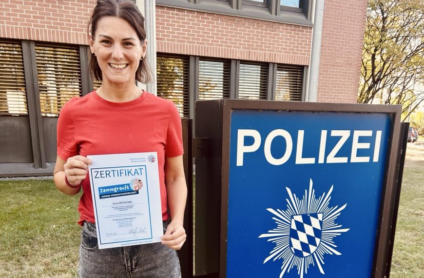 Lehrerin der Realschule Bessenbach Anne Nötscher mit dem neu verdienten Zertifikat